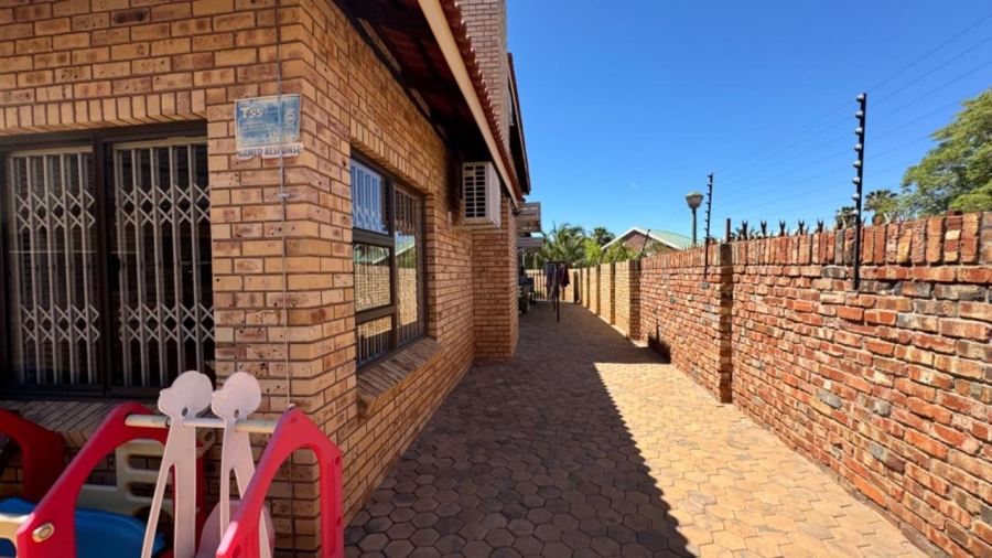 5 Bedroom Property for Sale in Roylglen Gardens Northern Cape